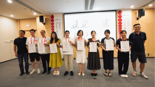 【结业仪式】 由Adobe Certified Professional中国运营管理中心总经理李强勇先生和余子筠老师为参培老师颁发结业证书并合影留念。